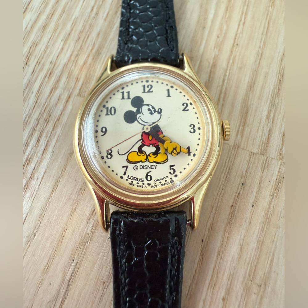 Vintage Lorus Disney Mickey Mouse moving arms watch NEW BATTERY - Picture 1 of 10
